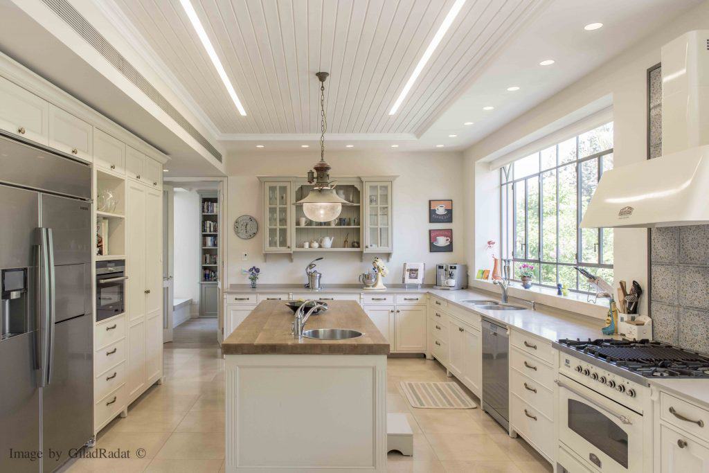 מטבח כפרי בגוון שמנת