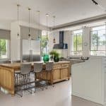 אי גדול מעץ טבעי במטבח כפרי