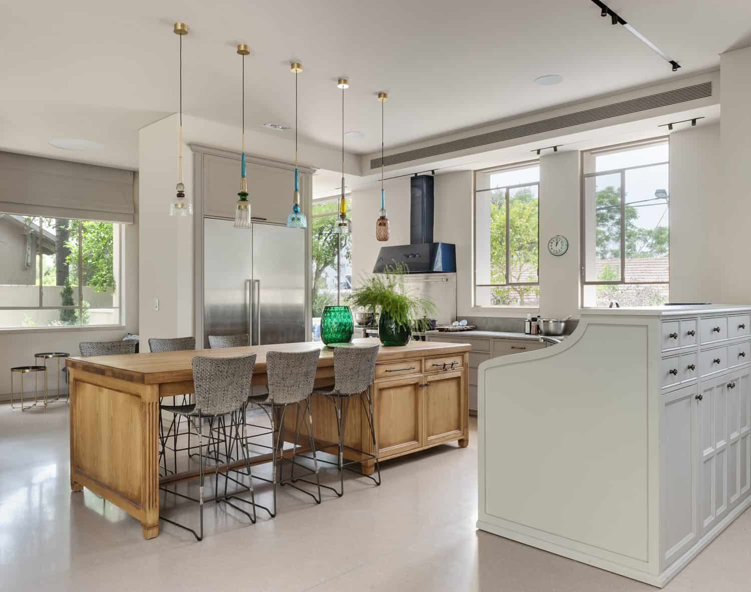 אי גדול מעץ טבעי במטבח כפרי