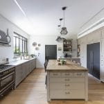 מטבח כפרי עם אי