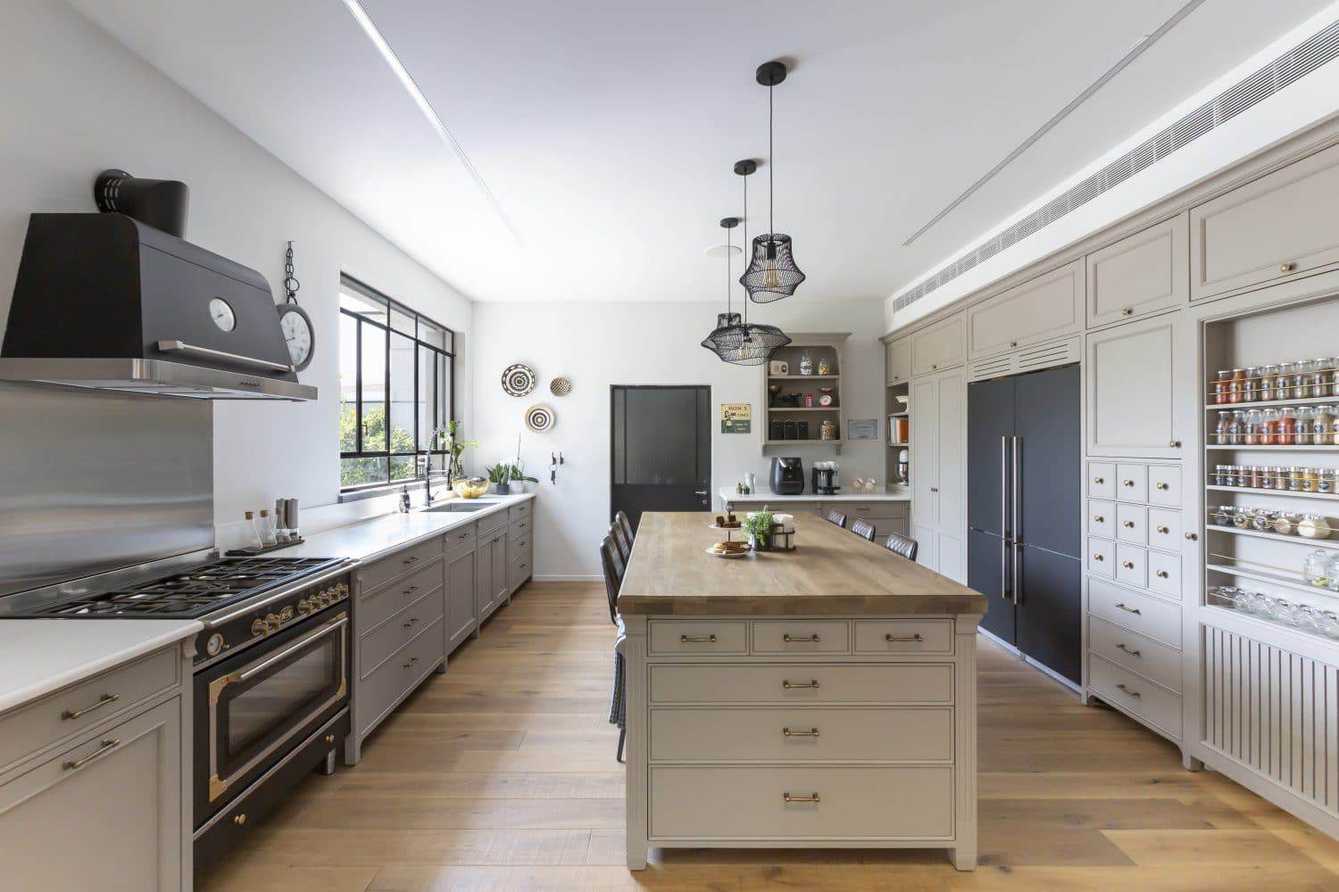 מטבח כפרי עם אי