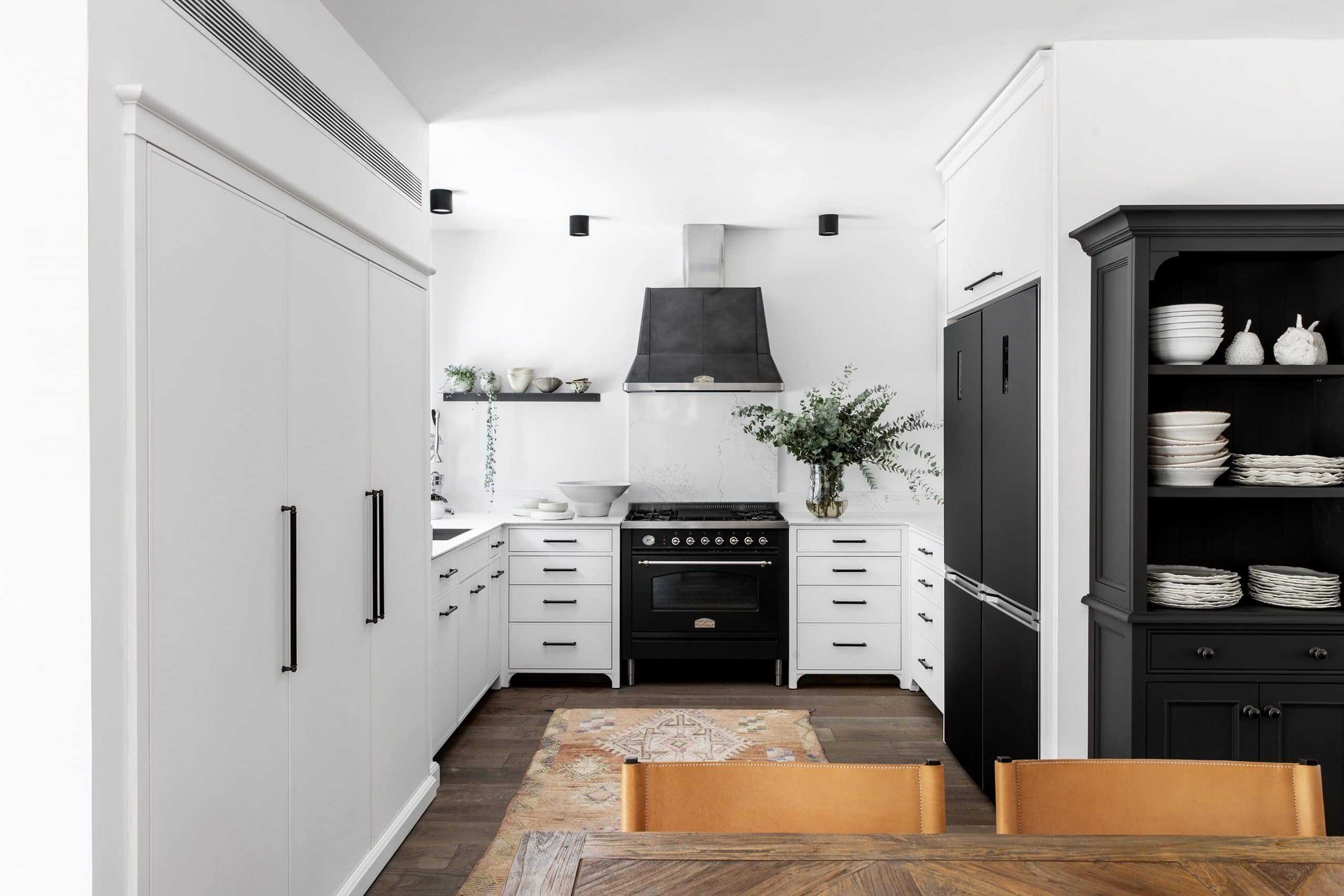 מטבח שחור ולבן