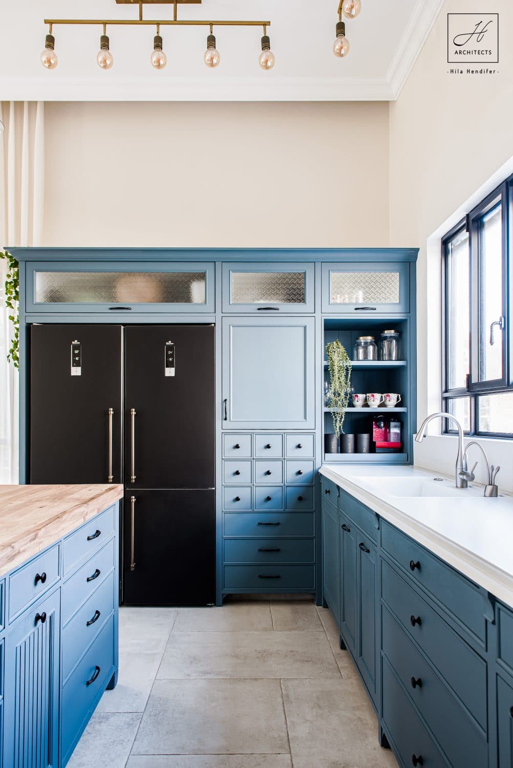 מטבח כפרי בגוון כחול - עדי חליפה נגרות עילית ואדריכלית הילה הנדיפר
