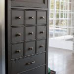 ארון עם מגירות קטנות במטבח כפרי - עדי חליפה נגרות עילית