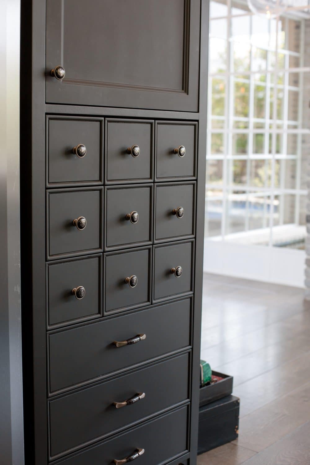 ארון עם מגירות קטנות במטבח כפרי - עדי חליפה נגרות עילית