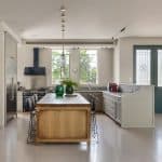 מטבח אפור בשילוב אי מעץ טבעי - עדי חליפה נגרות עילית ושרון ויזר אדריכלות