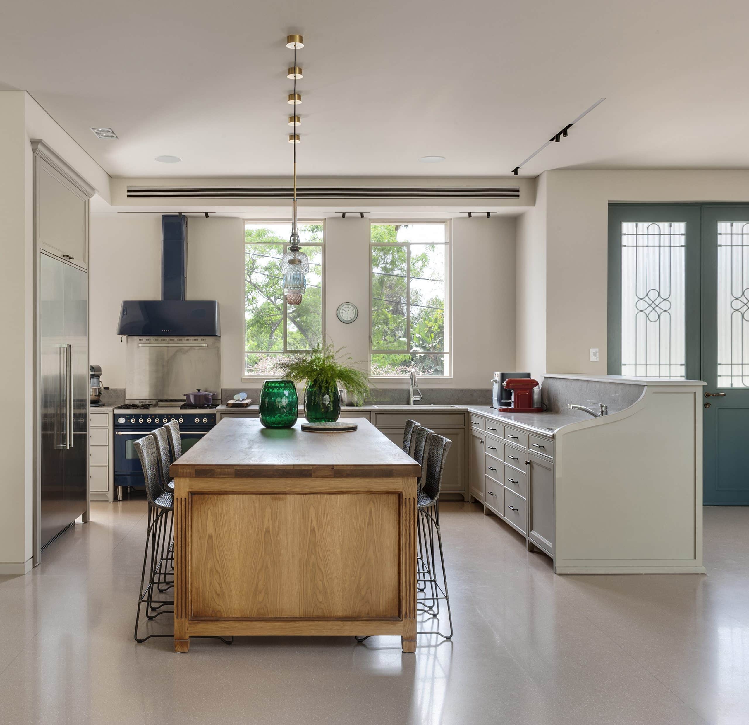 מטבח אפור בשילוב אי מעץ טבעי - עדי חליפה נגרות עילית ושרון ויזר אדריכלות