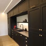 ארונות מטבח בסגנון כפרי בגוון שחור