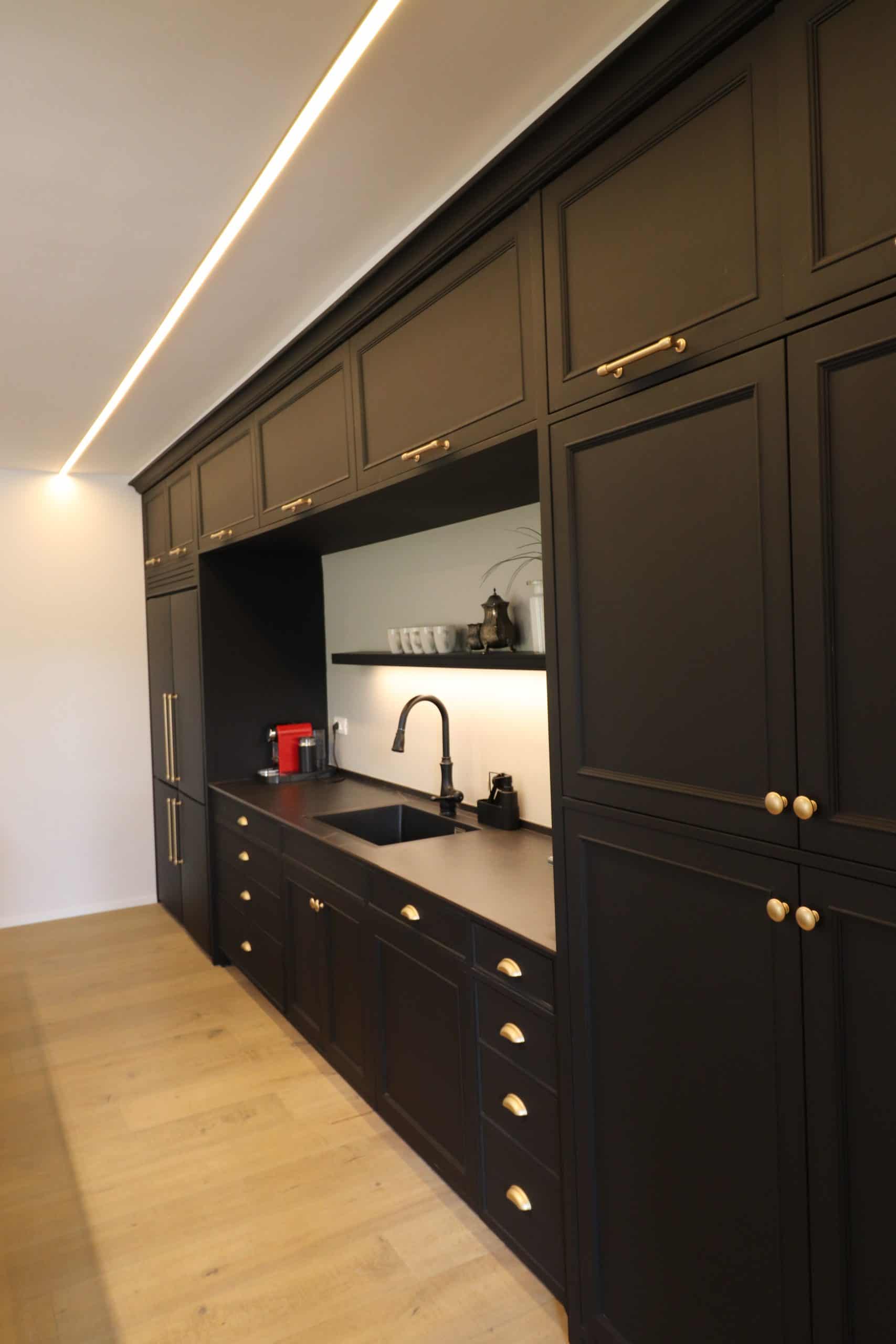 ארונות מטבח בסגנון כפרי בגוון שחור