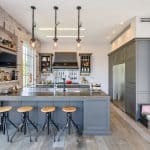 מטבח כפרי עם אי בגוון אפור גרפיט –עדי חליפה נגרות עילית ולב אדריכלות