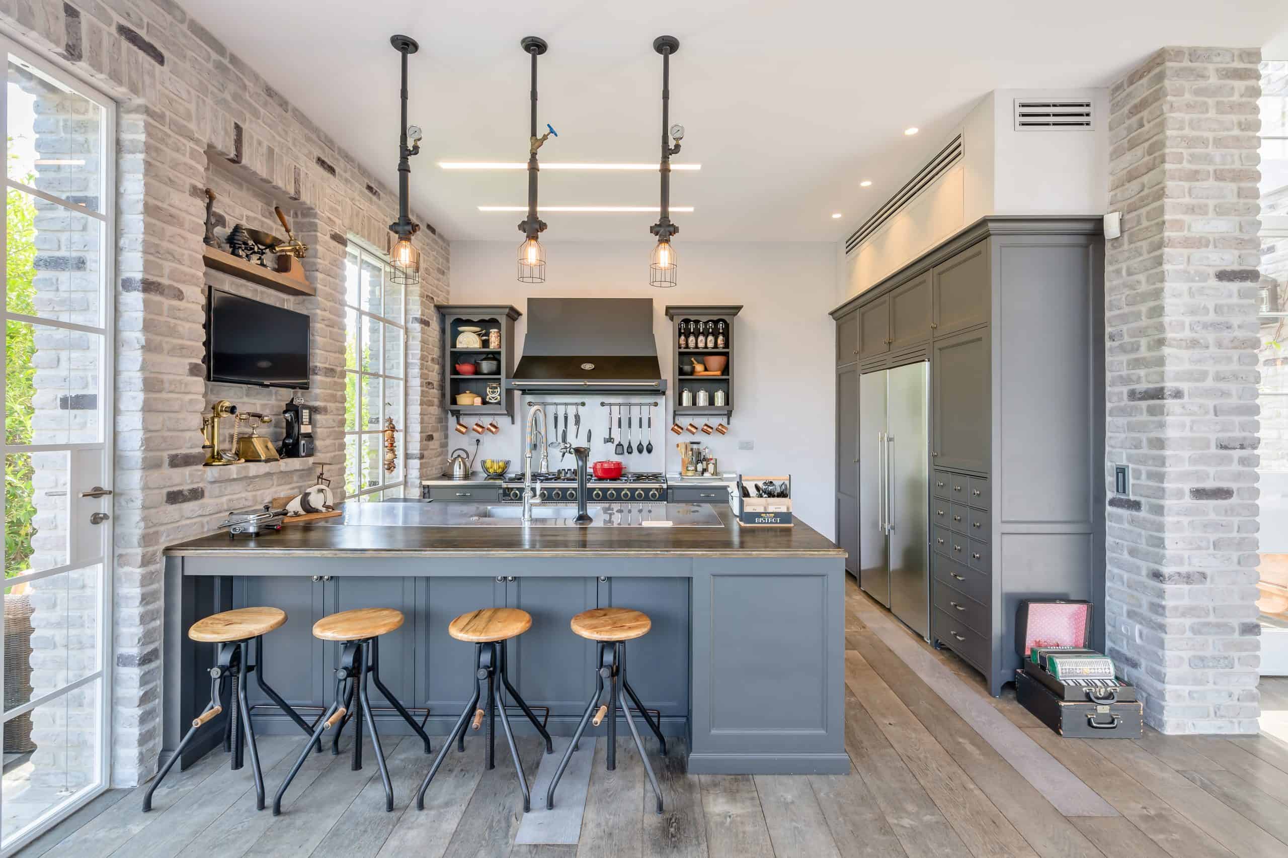 מטבח כפרי עם אי בגוון אפור גרפיט –עדי חליפה נגרות עילית ולב אדריכלות