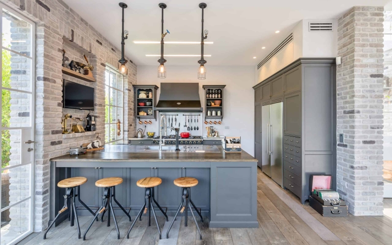 מטבח כפרי עם אי בגוון אפור גרפיט –עדי חליפה נגרות עילית ולב אדריכלות